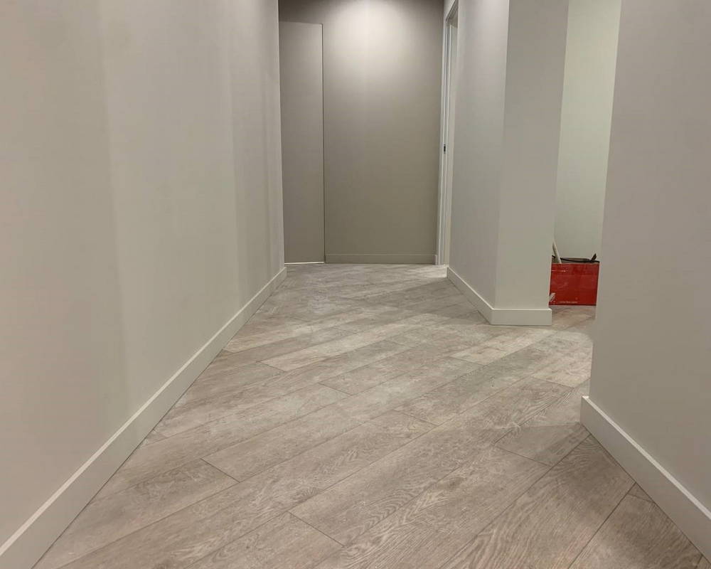 Плинтус из полистирола высокой плотности Волшебная Палочка. Окрашенная. 80мм 2м. NCS 0500-N