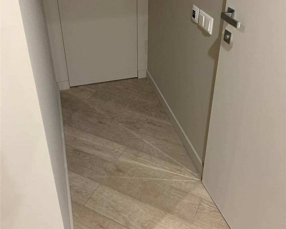 Плинтус из полистирола высокой плотности Волшебная Палочка. Окрашенная. 80мм 2м. NCS 2502-Y