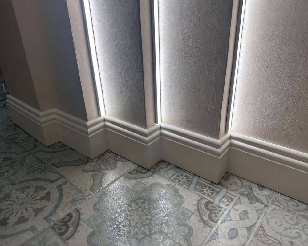 Плинтус из полистирола высокой плотности  Волшебная палочка . 80мм 2м. RAL 9005. Окрашенная