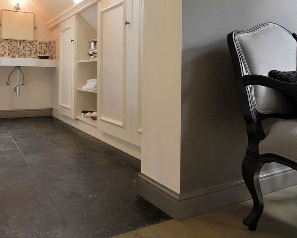 Плинтус из полистирола высокой плотности  Волшебная палочка . 80мм 2м. RAL 9005. Окрашенная