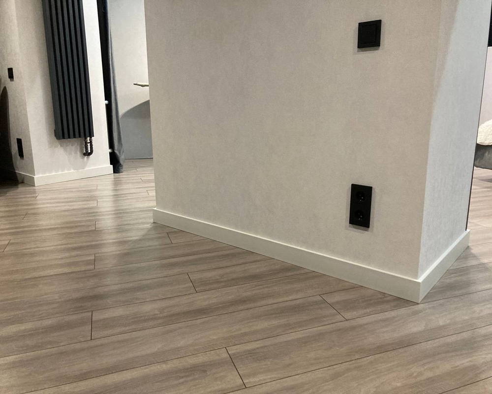 Плинтус из полистирола высокой плотности NMC Wallstyl IL10 Белый